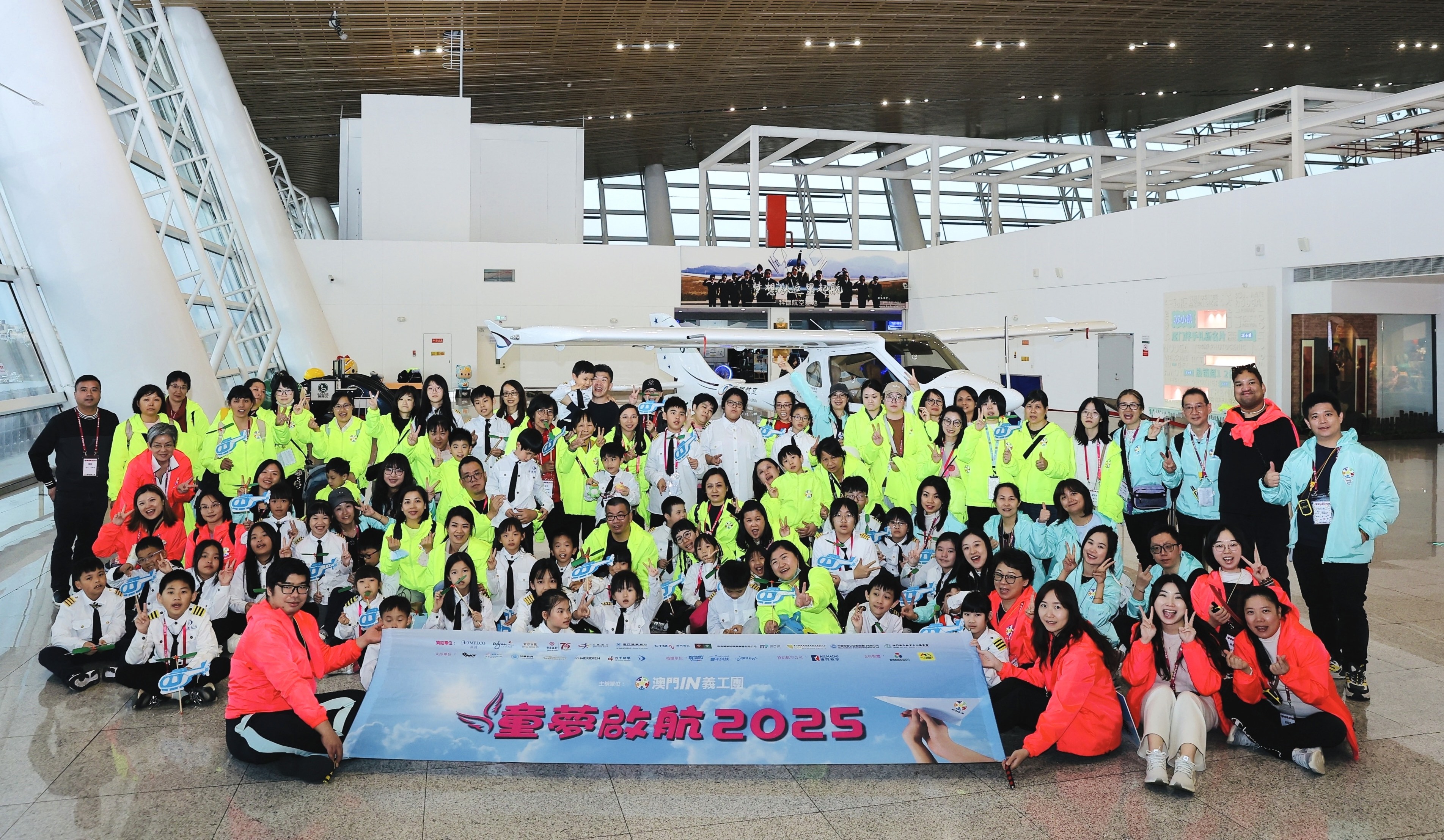 1228廈門機場_回航大合照.jpg 1228廈門機場_回航大合照.jpg